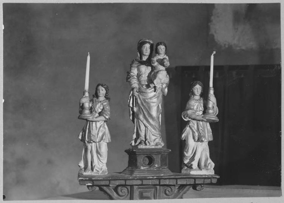 statuette de bâton de conférie : Vierge à l'Enfant et deux anges cériféraires