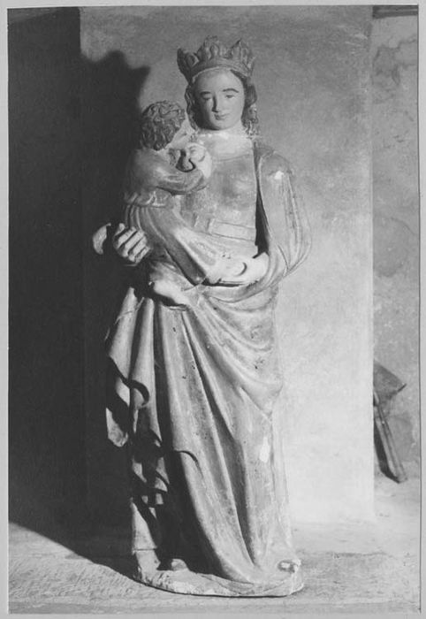 statue : Vierge à l'Enfant, allaitant