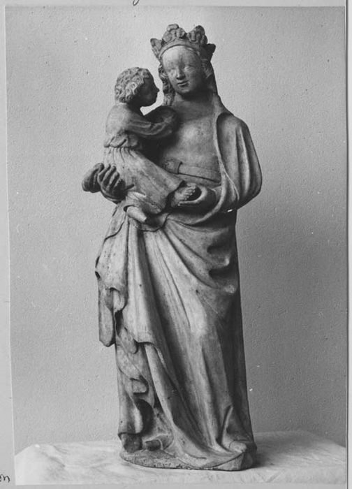 statue : Vierge à l'Enfant, allaitant