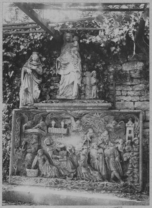 statue : Sainte Catherine ; retable, bas-relief : l'Adoration des bergers ou des Mages ; statue : Vierge à l'Enfant