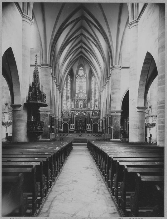 décor du choeur, du maître-autel et des autels de la Vierge et de saint Paul : autels (?), statues : saint Pierre, saint Paul, Vierge à l'Enfant, Christ en croix