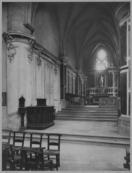 décor du choeur, du maître-autel et des autels de la Vierge et de saint Paul : autels (?), statues : saint Pierre, saint Paul, Vierge à l'Enfant, Christ en croix