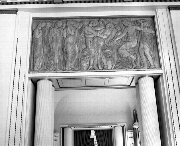 Salle des fêtes, bas-relief au-dessus d'une porte : La Danse