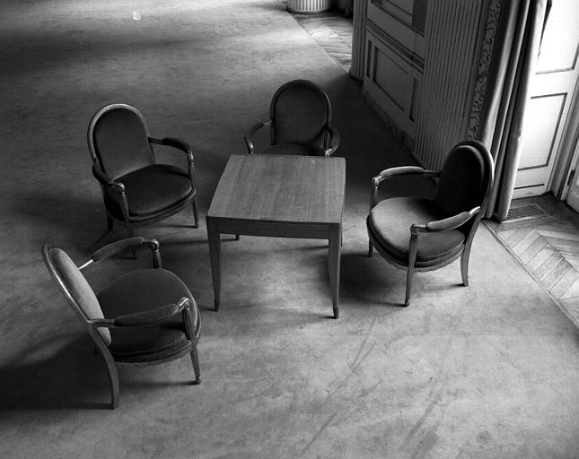 Quatre fauteuils et une table (salle des fêtes)