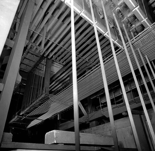 Orgue : Vergettes servant à tirer les soufflets pneumatiques des registres, double registration, vergettes et mécanique du grand orgue avec double laye