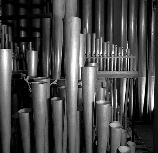 Orgue : Tuyauterie d'anches (trompette et bombarde), sur le côté droit le cornet