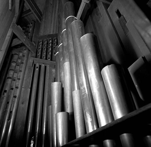 Orgue : Anches de pédale (grands tuyaux de bombarde et arrière des tuyaux de façade)