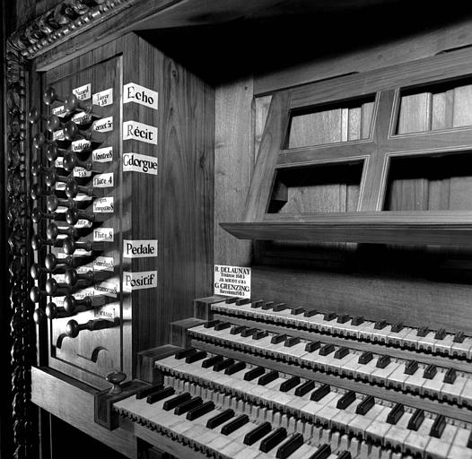 Orgue : Console, détail des claviers et étiquette des facteurs ayant réalisé cet orgue