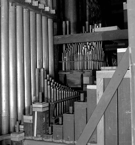 Orgue : Cornet du grand orgue, dans le fond sommier du récit, sur le côté jeux de récit, de gauche à droite cornet V rangs, trompette 8, hautbois 8