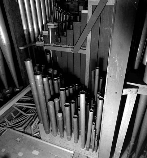 Orgue : En fond, cornet de grand orgue, tuyaux en bois postés du garnd orgue (bourdon 16, bourdon 8)