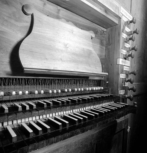 Orgue : Console, claviers refaits sur le modèle de Saint-Papaul, tirants de registre refaits