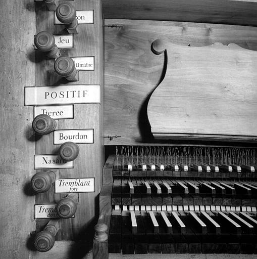 Orgue : Console, détails et étiquettes de jeux du côté gauche