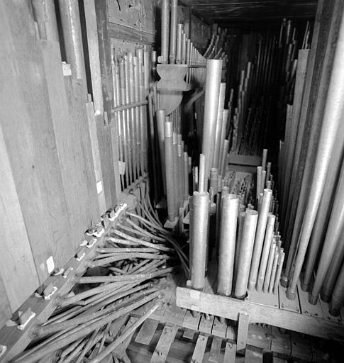 Orgue : Postages en plomb 6 pour les basses de bourdon 8 en bois et la façade