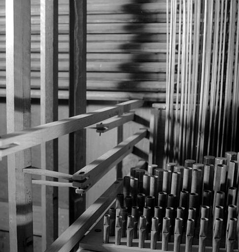 Orgue : Tirants de registres, tournants octogonaux et équerre en fer, rouleaux d'abrégé de pédale, vergette du grand orgue, détail du cornet d'écho