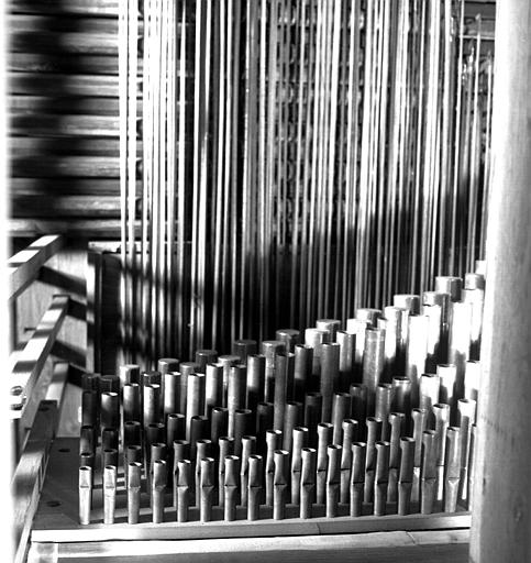 Orgue : Tirants de registres, tournants octogonaux et équerre en fer, rouleaux d'abrégé de pédale, vergette du grand orgue, détail du cornet d'écho