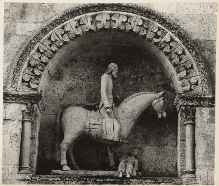 Cavalier en haut-relief au-dessus du portail nord