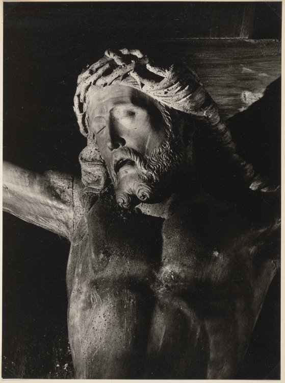 Tête sculptée d'un Christ en croix