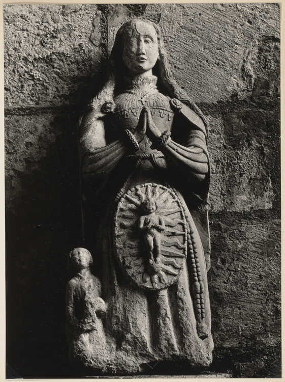 Groupe sculpté : Vierge à l’Enfant avec une donatrice ; Pierre