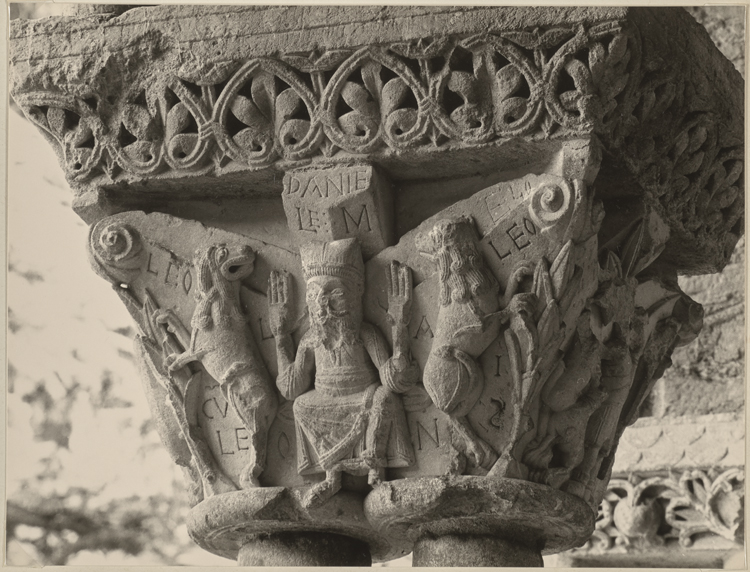 Chapiteau de colonne du cloître : Daniel dans la fosse aux lions