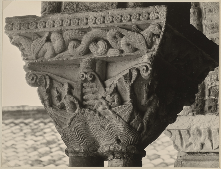 Chapiteau de colonne du cloître : scène de pêche