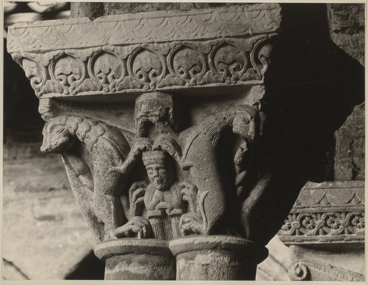 Chapiteau de colonne du cloître : Daniel dans la fosse aux lions (?)