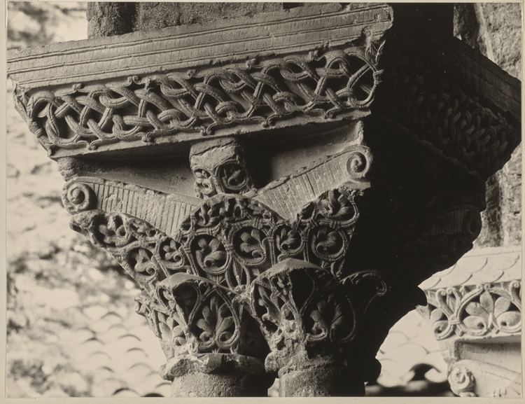 Chapiteau de colonne du cloître : décor végétal