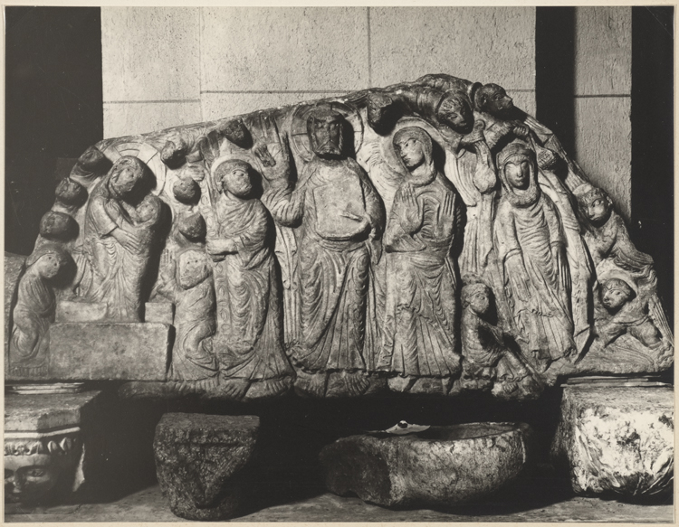 Tympan : la Résurrection, l'Assomption de la Vierge, le Christ en majesté ; Pierre