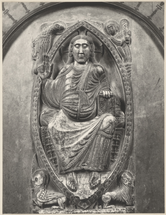 Bas-relief du déambulatoire : le Christ ; Pierre