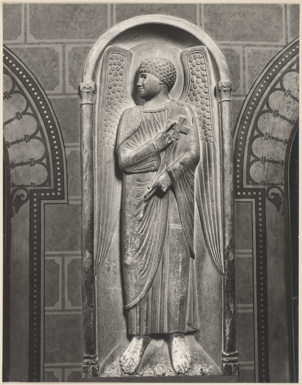 Bas-relief du déambulatoire : ange de droite ; Pierre