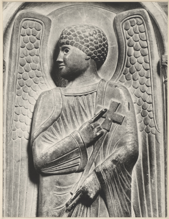 Bas-relief du déambulatoire : ange de droite ; Pierre ; Détail