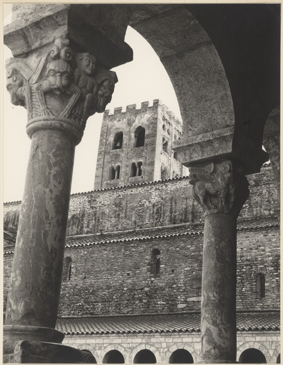 Chapiteaux et arcade du cloître