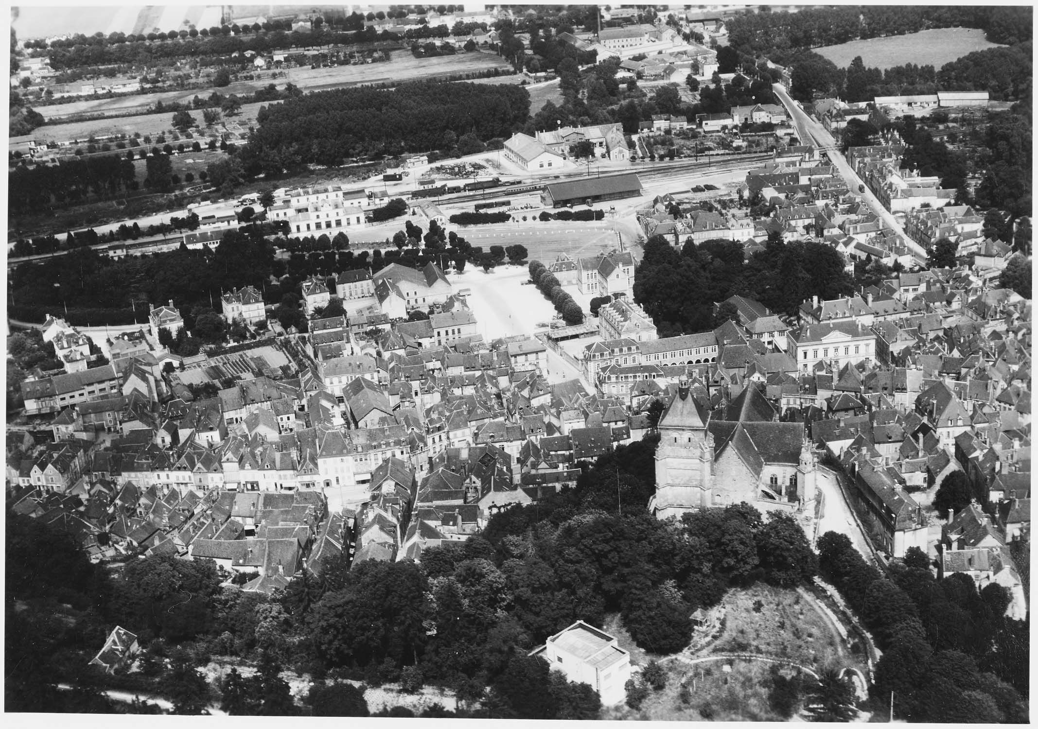 L’église Saint-Pierre en hauteur et l’église Notre-Dame en contrebas