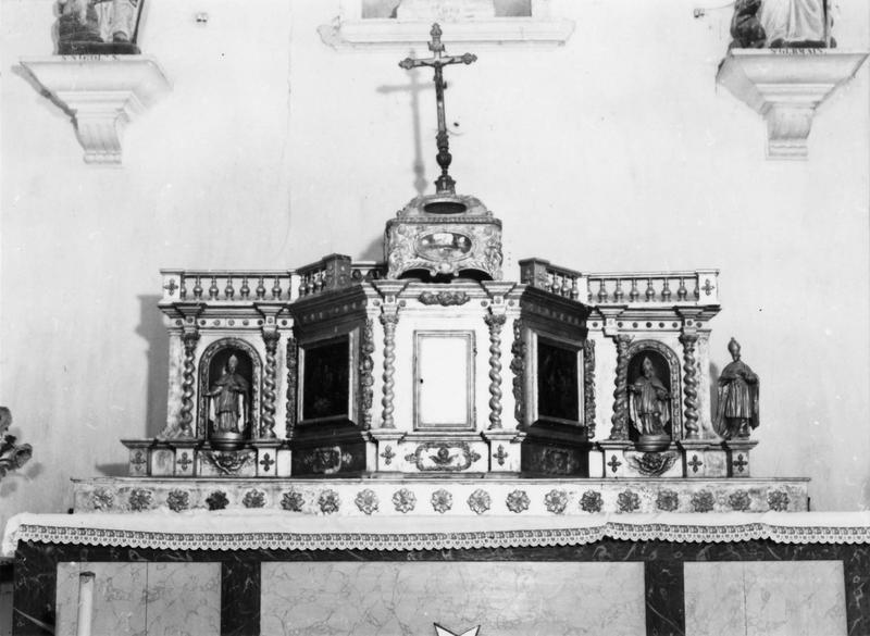 tabernacle du maître-autel, trois statuettes d'évêques, la Nativité, L'Adoration des Mages