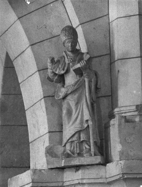 statue : saint évêque au livre