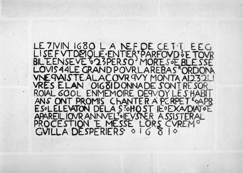 plaque commémorative de la destruction de l'église en 1680 et de sa reconstruction en 1681 - © Ministère de la Culture (France), Médiathèque du patrimoine et de la photographie (objets mobiliers), tous droits réservés
