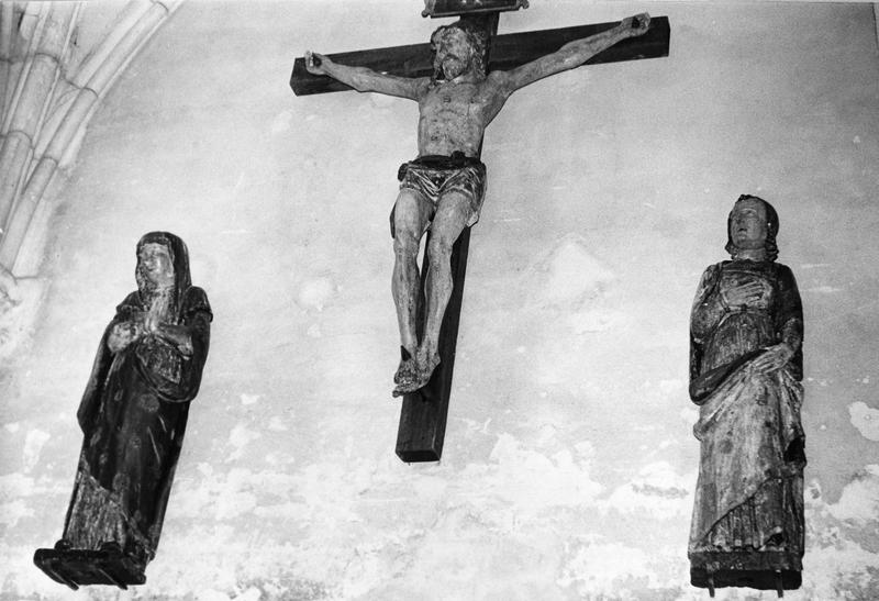 Groupe sculpté : Le Christ en croix entre la Vierge et saint Jean