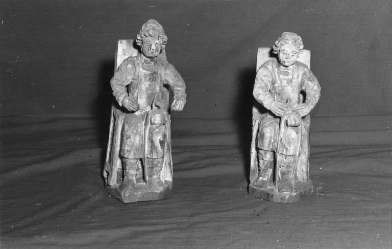 deux statuettes : Crépin, Crépinien, assis