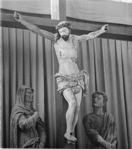 Groupe sculpté : Christ en croix, la Vierge et saint Jean