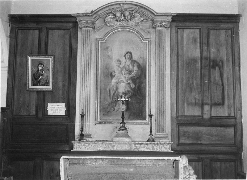 Mobilier intérieur : chaire à prêcher, boiseries du choeur, des chapelles latérales et de la nef, bancs de la nef, autels et chapelles latérales