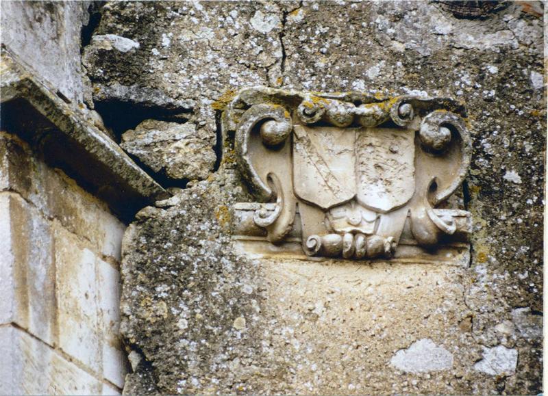 bas-relief : blason de la famille du Deffant