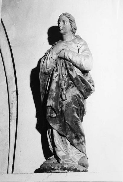 statue : sainte à la chaîne