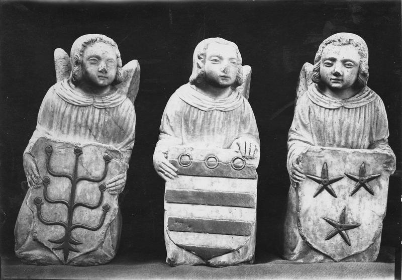 groupe sculpté : trois angelots porteurs d'écussons