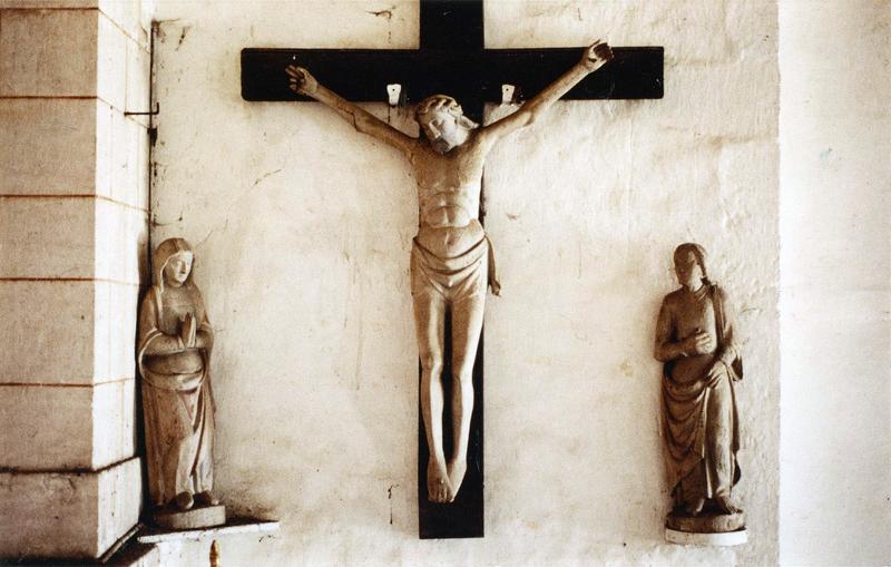 groupe sculpté : Le Christ en croix avec la Vierge et saint Jean - © Ministère de la Culture (France), Médiathèque du patrimoine et de la photographie (objets mobiliers), tous droits réservés