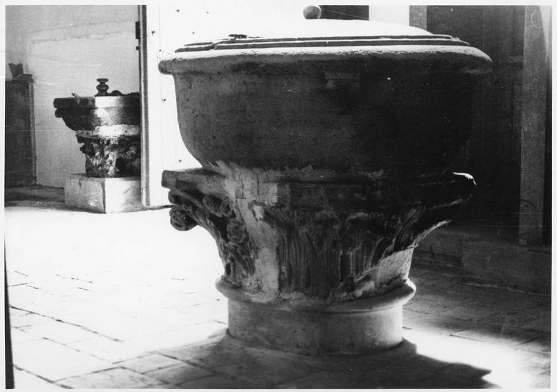 fonts baptismaux, pied composé de deux chapiteaux