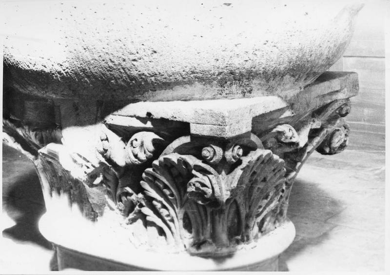 fonts baptismaux, pied composé de deux chapiteaux, détail