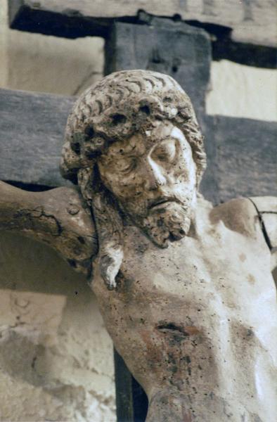 statue : Christ en croix, détail