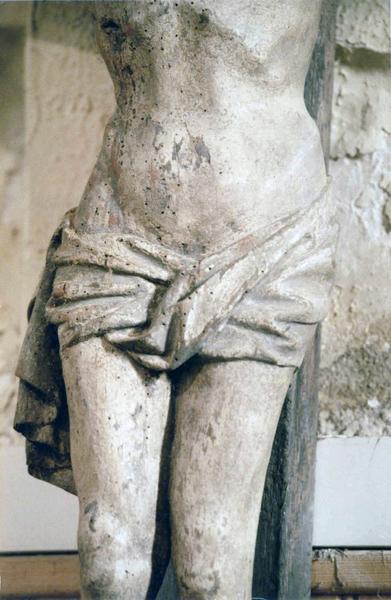 statue : Christ en croix, détail