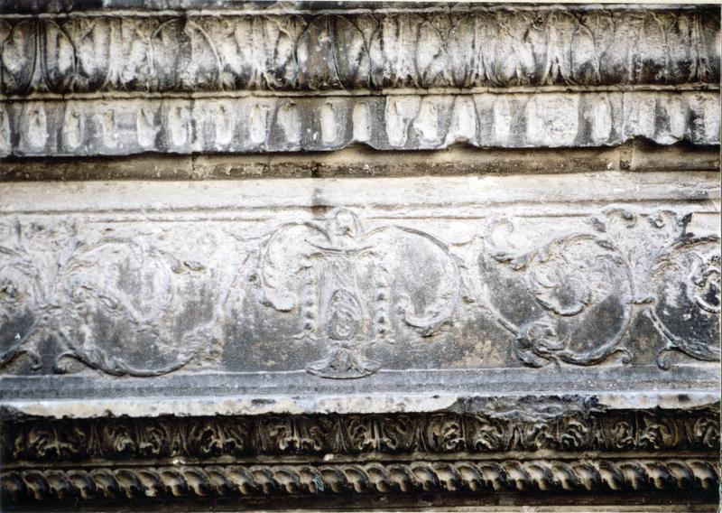 bas-relief, cadre : Vierge de Pitié, détail