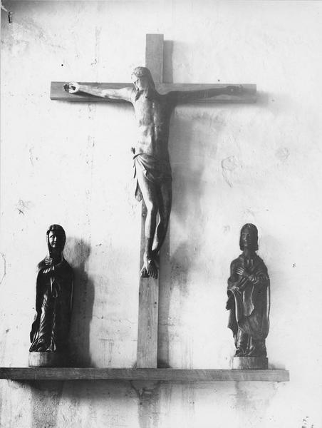 deux statues : le Christ en croix avec La Vierge et saint Jean