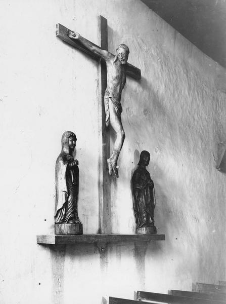 deux statues : le Christ en croix avec La Vierge et saint Jean